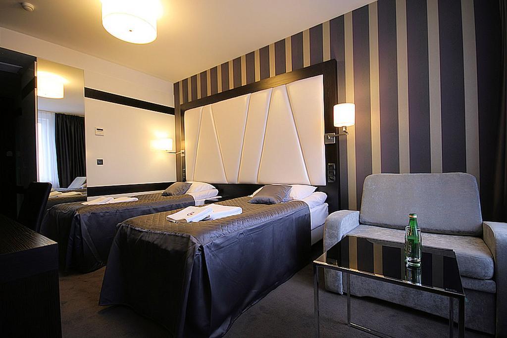 Hotel Grafit Kostomloty Pierwsze Zimmer foto
